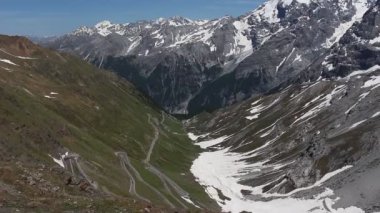 İtalyan Alpleri'nde Stelvio geçidine (Passo del Stelvio) giden dağ yolunun güzel manzarası.