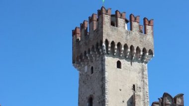 Sirmione, İtalya - Yaklaşık Haziran 2019. Güneşli bir günde Scaligero Kalesi'nin güzel manzarası.