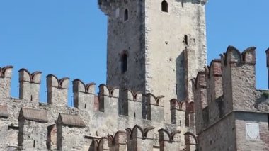 Sirmione, İtalya - Yaklaşık Haziran 2019. Güneşli bir günde Scaligero Kalesi'nin güzel manzarası.