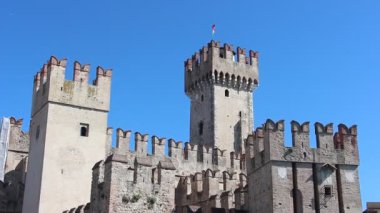 Sirmione, İtalya - Yaklaşık Haziran 2019. Güneşli bir günde Scaligero Kalesi'nin güzel manzarası.