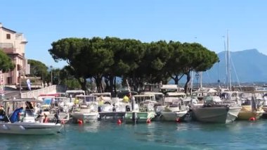 Desenzano del Garda, İtalya - Haziran 2019. Garda gölü üzerinde bulunan küçük kasaba Desenzano, güneşli bir gün.