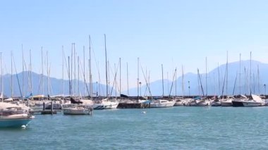 Desenzano del Garda, İtalya - Haziran 2019. Garda gölü üzerinde bulunan küçük kasaba Desenzano, güneşli bir gün.