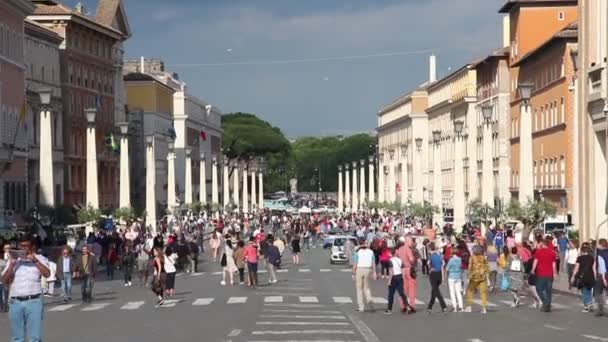Rzym Włochy Circa 2019 Maja Ludzie Spacerują Ulicy Della Conciliazione — Wideo stockowe