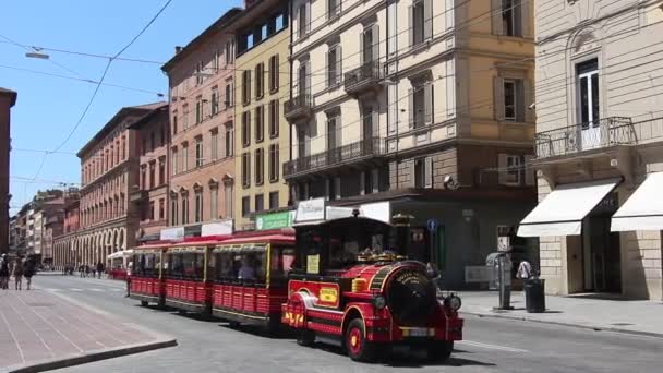 Болонья Италия Июнь 2019 Года Туристический Поезд Главной Улице Болоньи — стоковое видео