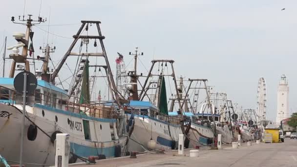 里米尼 意大利 Circa 2019 停泊在港口运河 摩天轮和灯塔背景中的渔船 — 图库视频影像