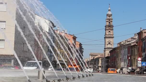 意大利帕尔马 2019年6月 帕尔马大街上的喷泉景观 Fontana Barriera Repubblica 背景为旧天主教教堂 Chiesa Parrocchiale San — 图库视频影像