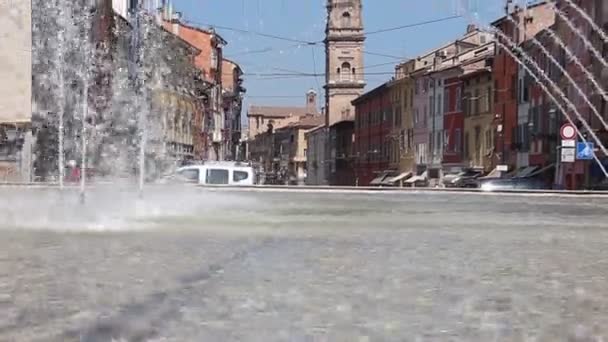 意大利帕尔马 2019年6月 帕尔马大街上的喷泉景观 Fontana Barriera Repubblica 背景为旧天主教教堂 Chiesa Parrocchiale San — 图库视频影像