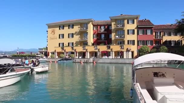 意大利西尔米恩 Circa 2019年6月 阳光明媚的一天在美丽的小镇西尔米翁 位于加尔达湖 — 图库视频影像