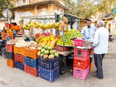 Jaisalmer, Hindistan - Mart 2018. Jaisalmer sokaklarında meyve tezgahı.