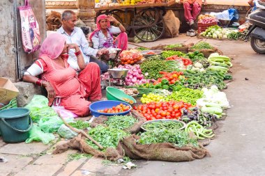 Jaisalmer, Hindistan - Mart 2018. Jaisalmer sokaklarında sebze pazarı.
