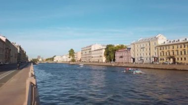 Saint-Petersburg, Rusya - Ağustos 2019. Güneşli bir günde Fontanka nehri güzel görünümü.