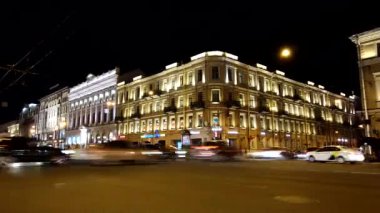 Saint-Petersburg, Rusya - Ağustos 2019. Saint-Petersburg ana caddesinde karayolu trafiği (Nevsky prospekt) geç akşam. Uzun pozlama hareketi bulanıklık zaman atlamalı.