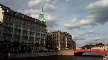 Saint-Petersburg, Rusya - Yaklaşık Eylül 2019. Güneşli bir günde Moyka nehri ve Gorokhovaya sokak Timelapse.
