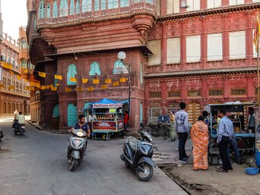 Bikaner, Hindistan - Mart 2018. Chhatta içkileri Bikaner caddesinde tezgahta..