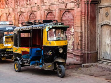Bikaner, Hindistan - Mart 2018. Bikaner sokaklarında Rickshaw taksi.