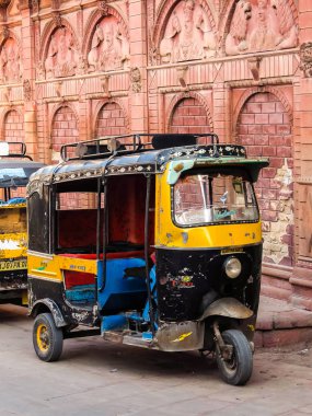 Bikaner, Hindistan - Mart 2018. Bikaner sokaklarında Rickshaw taksi.