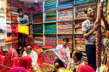 Bikaner, Hindistan - Mart 2018. Bikaner sokakta bez dükkanı.