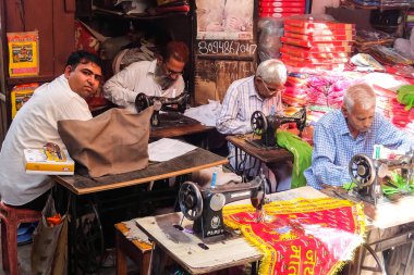 Bikaner, Hindistan - Mart 2018. Bikaner sokakta bez dükkanı.