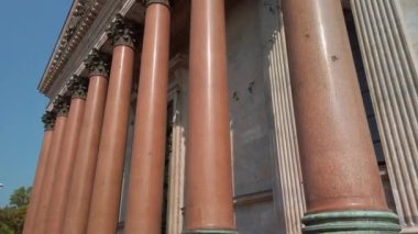 Saint-Petersburg, Rusya - Yaklaşık Eylül 2019. Güneşli bir günde St Isaacs Katedrali güzel görünümü.