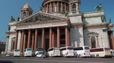 Saint-Petersburg, Rusya - Yaklaşık Eylül 2019. Güneşli bir günde St Isaacs Katedrali güzel görünümü.