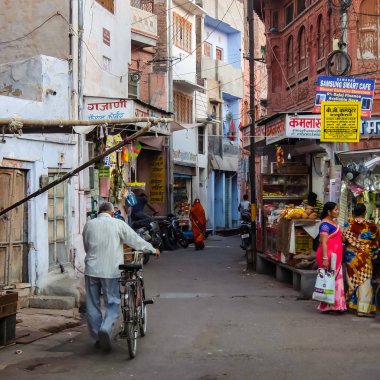 Bikaner, Hindistan - Mart 2018. Bikaner'in dar sokaklarında insanlar.