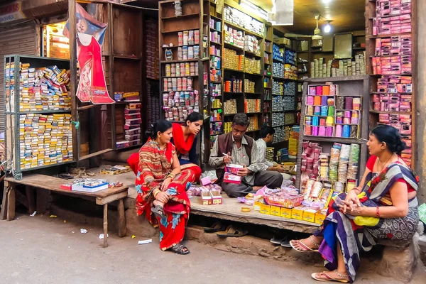 ビカナー インド 2018年3月頃 ストリートショップでブレスレットを買う女性 — ストック写真