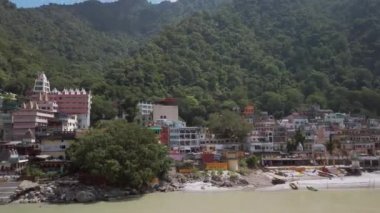 Rishikesh, Hindistan - Eylül 2019. Rishikesh 'teki Ganga nehrinin güzel manzarası.