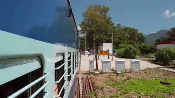 インドのリシケッシュ Circa September 2019 リシケッシュ駅に到着する列車 リシケッシュはヨガの世界の首都であり 観光客を魅了する多くのヨガセンターもあります — ストック動画