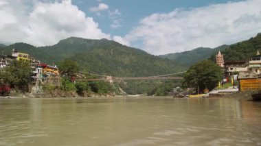 Rishikesh, Hindistan - Eylül 2019. Rishikesh 'teki Ganga nehrinin güzel manzarası.