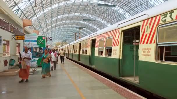 Chennai India Nagyjából 2019 December Helyi Vasútállomásra Érkező Külvárosi Vonat — Stock videók