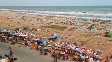 Chennai, Hindistan - Aralık 2019. Chennai, Hindistan sahilinin yakınındaki yerel balık pazarı..