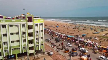 Chennai, Hindistan - Aralık 2019. Chennai 'deki Nochikuppam plajı yakınlarında bir yerleşim yeri..