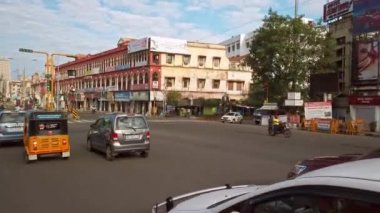 Chennai, Hindistan - Aralık 2019. Chennai 'de yol trafiği.