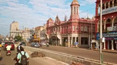 Chennai, Hindistan - Aralık 2019. Chennai 'de yol trafiği.