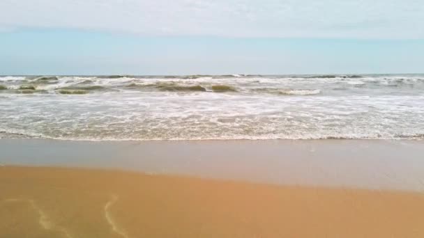 印度泰米尔纳德邦钦奈的海浪 — 图库视频影像