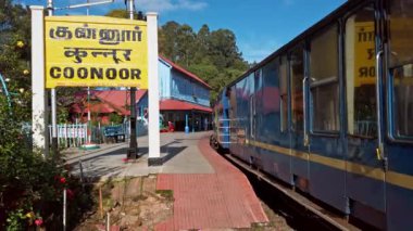 Coonoor, Tamil Nadu, Hindistan - Aralık 2019. Güney Hindistan 'daki Mettupalayam ve Udagamandalam arasında Nilgiri Dağı' nın bir parçası olan Coonoor tren istasyonunun görüntüsü yer almaktadır..