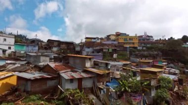 Coonoor, Tamil Nadu, Hindistan - Aralık 2019. Güneşli bir günde Coonoor Şehri.