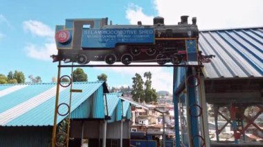 Coonoor, Tamil Nadu, Hindistan - Aralık 2019. Güney Hindistan 'daki Mettupalayam ve Udagamandalam arasında Nilgiri Dağı' nın bir parçası olan Coonoor tren istasyonunun görüntüsü yer almaktadır..