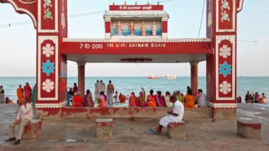 Rameshwaram, Hindistan - Aralık 2019. Hint halkı tapınağa girmeden önce Arap Denizi 'nde banyo yapıyor.