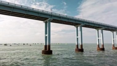 Rameshwaram, Hindistan - Aralık 2019. Rameshwaram 'daki Pamban Köprüsü manzarası. Pamban adasıyla Hindistan 'ı birbirine bağlayan ilk Hint köprüsü..