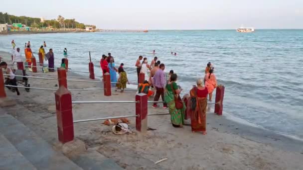 Rameshwaram India Circa 2019 성전에 들어가기 아라비아 바다에서 목욕하고 힌두교인들 — 비디오