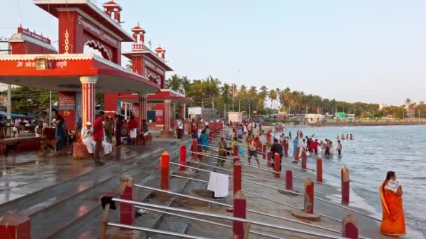 Rameshwaram India Circa Diciembre 2019 Personas Hindúes Bañándose Mar Arábigo — Vídeos de Stock