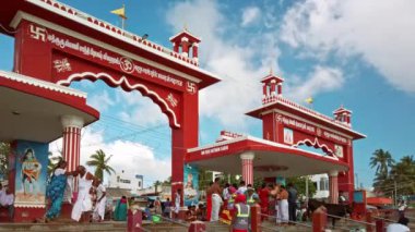 Rameshwaram, Hindistan - Aralık 2019. Hint halkı tapınağa girmeden önce Arap Denizi 'nde banyo yapıyor.