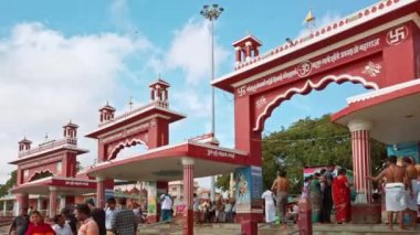 Rameshwaram, Hindistan - Aralık 2019. Hint halkı tapınağa girmeden önce Arap Denizi 'nde banyo yapıyor.