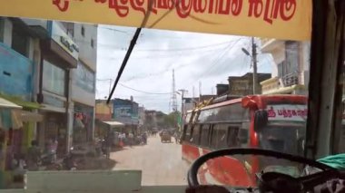 Rameshwaram, Hindistan - Aralık 2019. Rameshwaram caddelerinde trafik var..