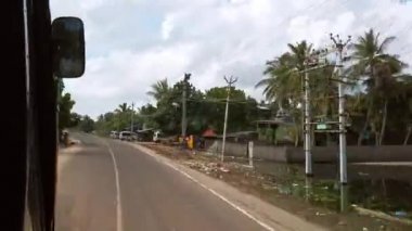 Rameshwaram, Hindistan - Aralık 2019. Rameshwaram caddelerinde trafik var..