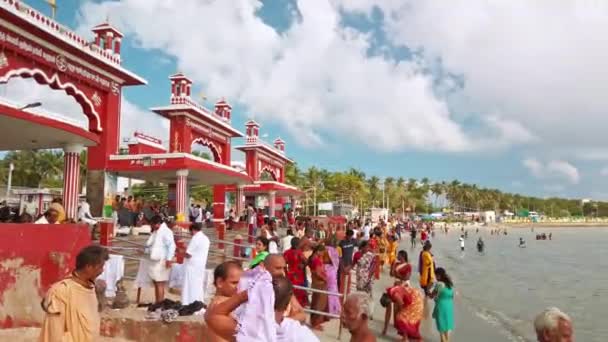 Rameshwaram Índia Circa Dezembro 2019 Pessoas Hindus Banham Mar Arábico — Vídeo de Stock