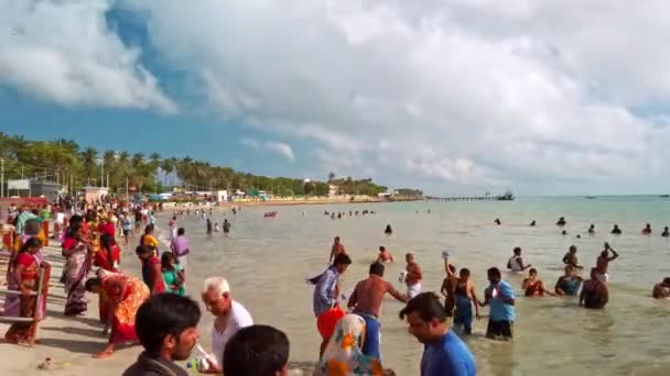Rameshwaram Indien Cirka December 2019 Hinduer Badar Arabiska Havet Innan — Stockvideo