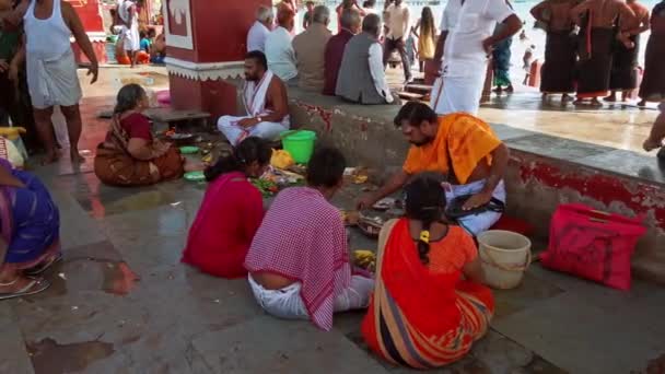 Rameshwaram India Circa 2019 성전에 들어가기 아라비아 바다에서 목욕하고 힌두교인들 — 비디오