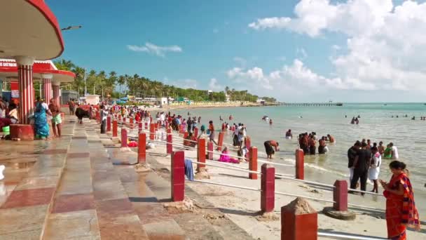 Rameshwaram India Circa December 2019 在进入圣殿前在阿拉伯海沐浴的印度人 — 图库视频影像